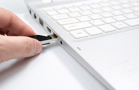 将您的 USB 闪存盘插入您的计算机